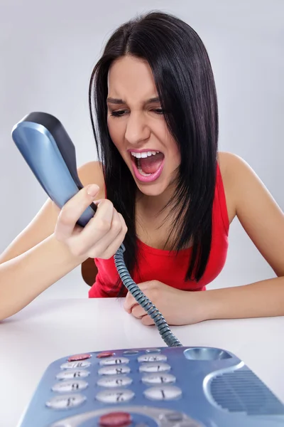 Donna arrabbiata al telefono — Foto Stock