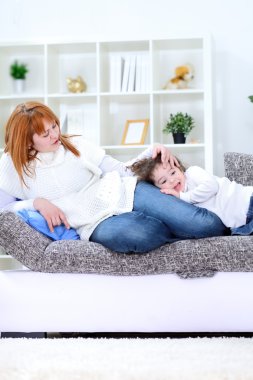 Sevimli kız evde mutlu annesi üzerinde yalan