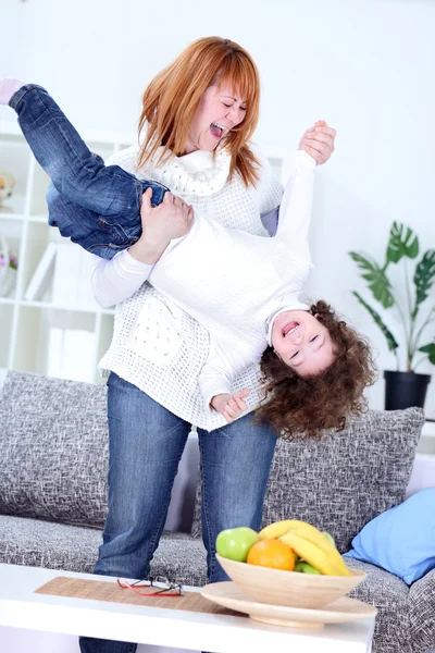 Mor leker med sin dotter — Stockfoto