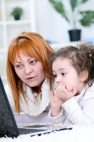 Anne ve kızı dizüstü bilgisayar kullanıyor. — Stok fotoğraf