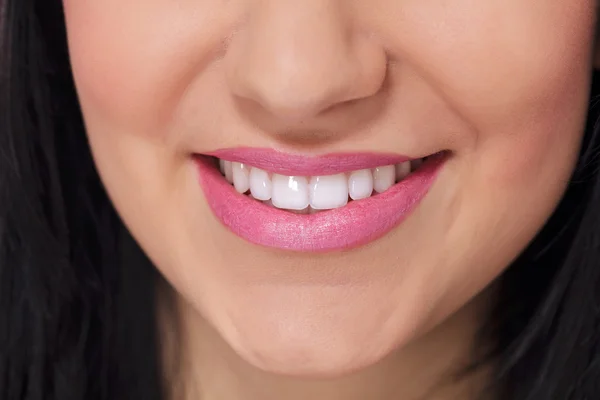 Kvinnliga friska vita toothy leende. — Stockfoto