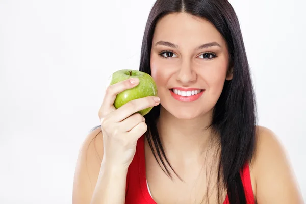 Jeune femme avec pomme verte — Photo