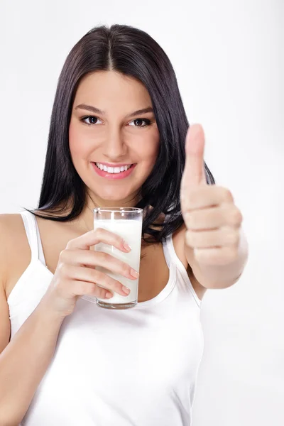 微笑女人饮用健康的生活方式牛奶食品 — 图库照片