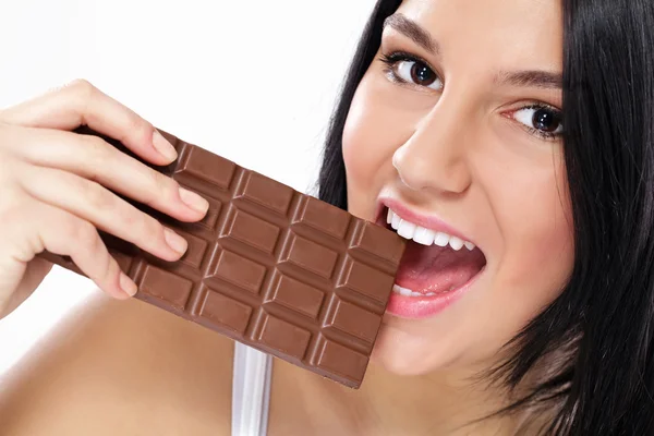 Disfrutando de la barra de chocolate — Foto de Stock