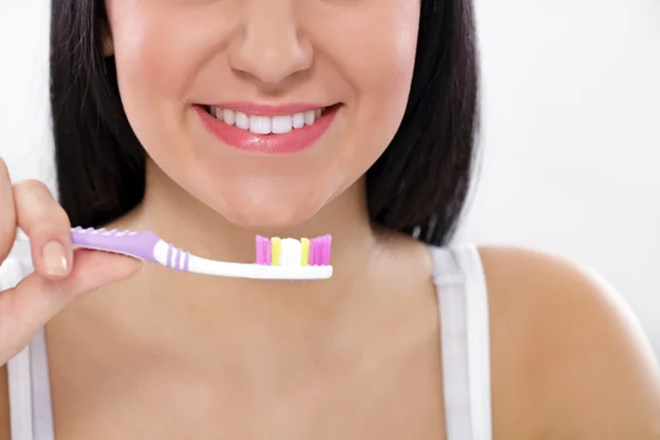 Kvinna borsta tänder — Stockfoto