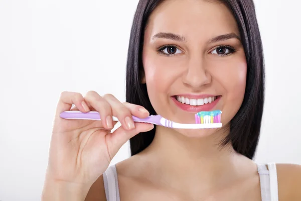 Mooi meisje borstelen haar tanden — Stockfoto
