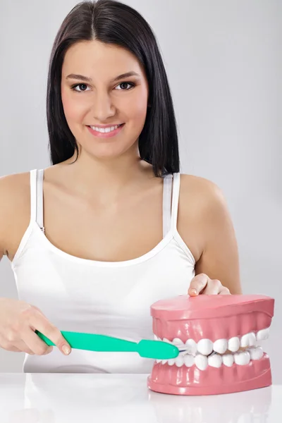 Brush teeth the right way — Stock Photo, Image