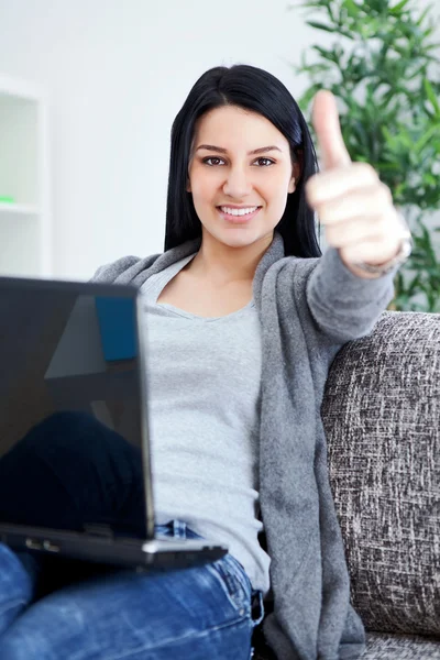 Kvinna som arbetar på bärbar dator hemma — Stockfoto