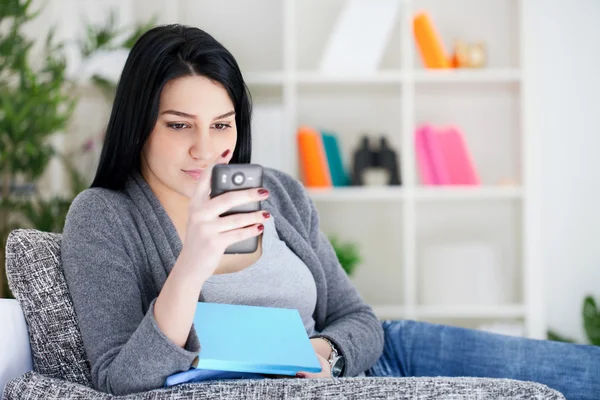 Frau liest Nachricht auf Handy — Stockfoto