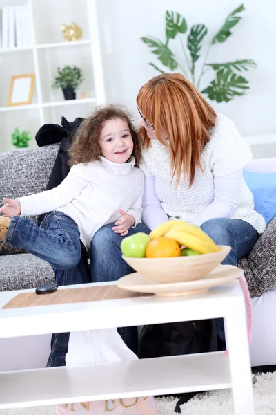 Mother and daughter in living room — Stock Photo, Image