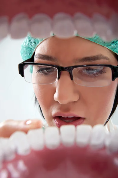 Dentista examinando dientes — Foto de Stock