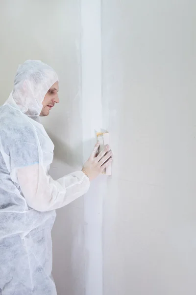 Plasterer polishing wall — Stock Photo, Image