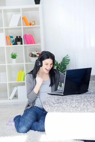 Mulher felicidade com fones de ouvido e laptop — Fotografia de Stock