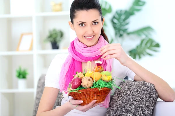 Ženské hospodářství koš s velikonoční vajíčka — Stock fotografie