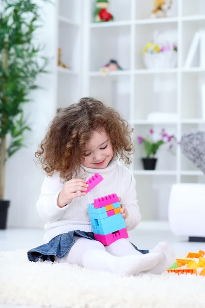 Dítě hraje s barevné bloky — Stock fotografie