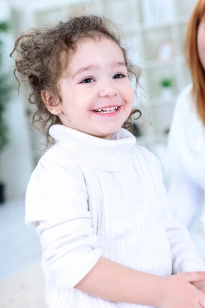 Gülümseyen küçük kız — Stok fotoğraf