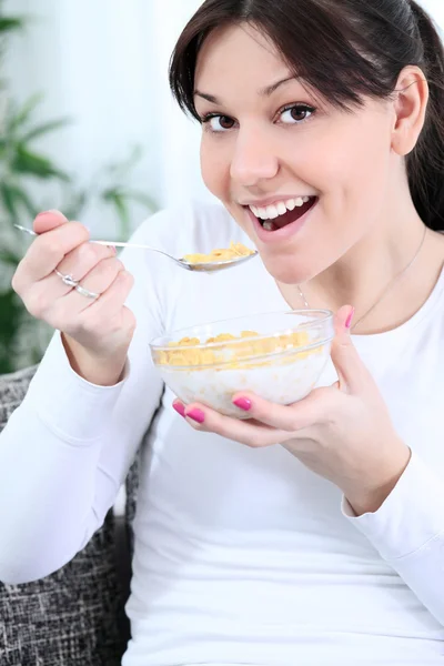 Ung tjej som har en hälsosam frukost — Stockfoto