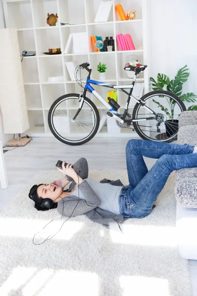 Entspannendes Mädchen liegt auf dem Boden im Wohnzimmer — Stockfoto