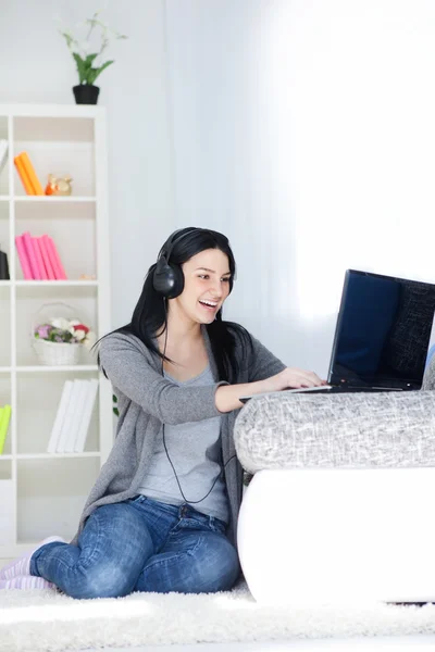Směje se mladá žena s laptopem — Stock fotografie