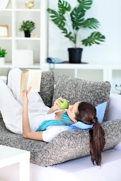 Menina relaxante em casa — Fotografia de Stock