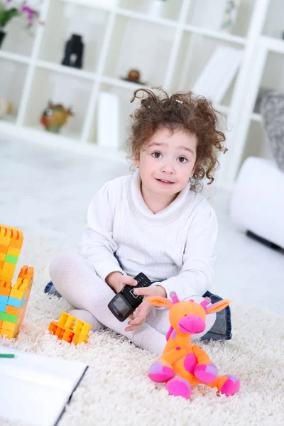 Küçük kız oyuncaklarla oynuyor. — Stok fotoğraf
