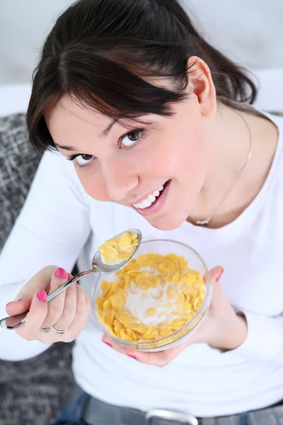 Žena jíst cornflakes — Stock fotografie
