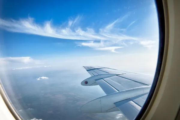 Mirando por encima de ala de avión en vuelo — Foto de Stock