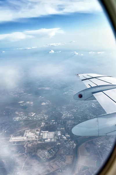 Kinézett a repülőgépen ablak — Stock Fotó