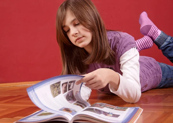 Девочка учится — стоковое фото