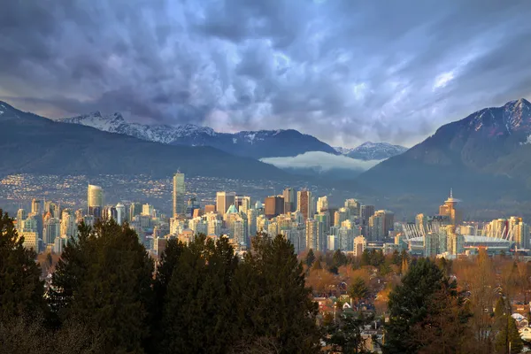 Ванкувер BC City Skyline с горами — стоковое фото