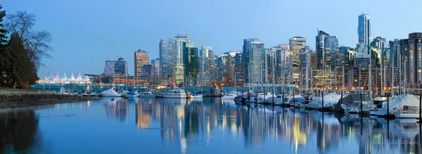 Vancouver bc city skyline in der Abenddämmerung — Stockfoto