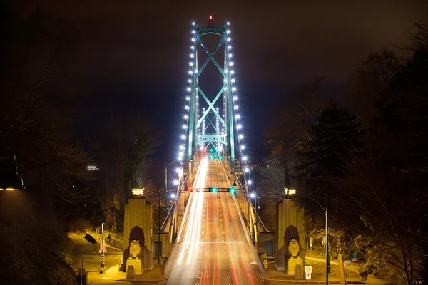 Gece Lions gate Köprüsü girişinde — Stok fotoğraf