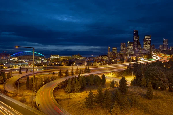 青の時間でシアトル市のスカイライン — ストック写真