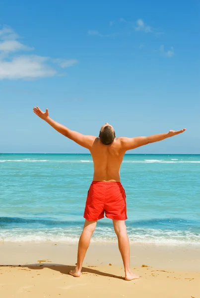 Mężczyzna stojący na plaży — Zdjęcie stockowe