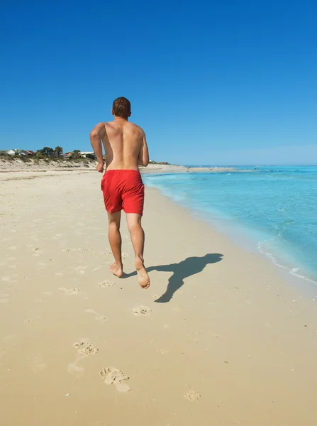 Mann läuft an der Küste entlang — Stockfoto