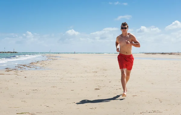 Άνθρωπος που τρέχει κατά μήκος της ακτής — Φωτογραφία Αρχείου