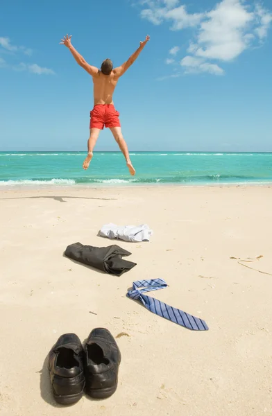 Homme d'affaires sautant sur la plage — Photo