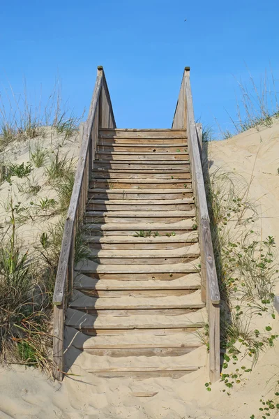 Σκάλα για μια δημόσια παραλία πρόσβαση κάθετη — Φωτογραφία Αρχείου