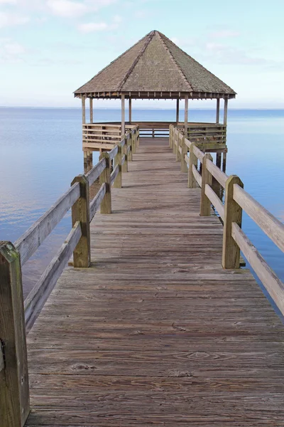 Pavillon und Dock über ruhigem Schallwasser senkrecht — Stockfoto