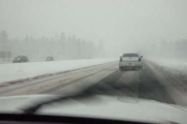 bir bahar kar fırtınası sırasında sıkışmış otomobil