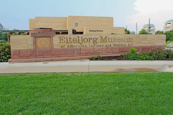 Vue extérieure du Eiteljorg Museum of American Indians et du We — Photo