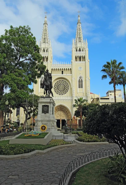 Estátua e catedral de um parque em Guayaqui, Equador — Fotografia de Stock