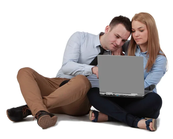 Jeune couple travaillant sur un ordinateur portable — Photo