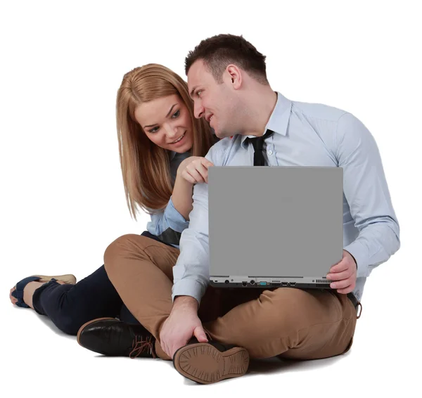 Casal jovem trabalhando em um laptop — Fotografia de Stock