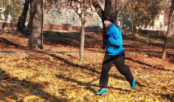 Man loopt in een park — Stockfoto