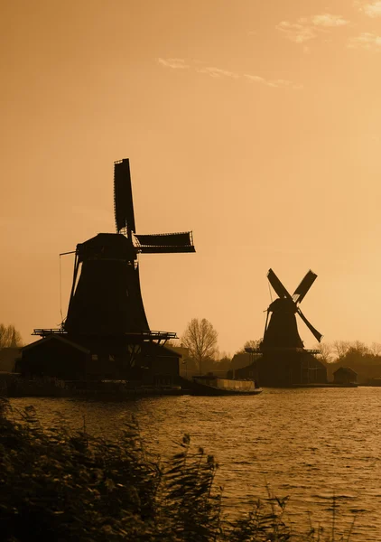 Hollanda yel değirmenleri silhouettes — Stok fotoğraf