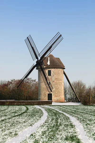 Традиционная ветряная мельница зимой — стоковое фото
