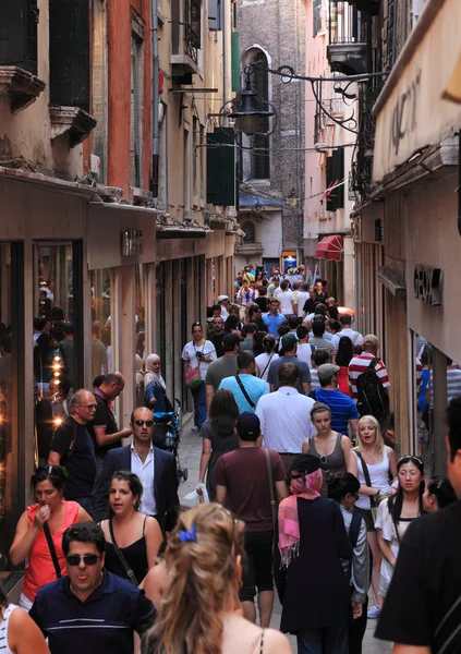 Rua estreita em Veneza — Fotografia de Stock