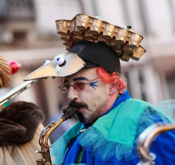 Смешной саксофонист — стоковое фото