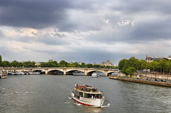 Navire touristique sur la Seine — Photo